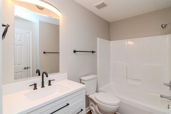 Building Photo - Beautifully updated 3 bedroom, 2.5 bath townhouse in a fantastic Lexington location!