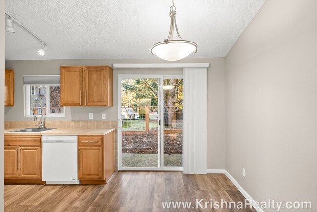 Building Photo - Renovated 2BD/1BA Duplex | Single-Level | Stoneridge – Tualatin