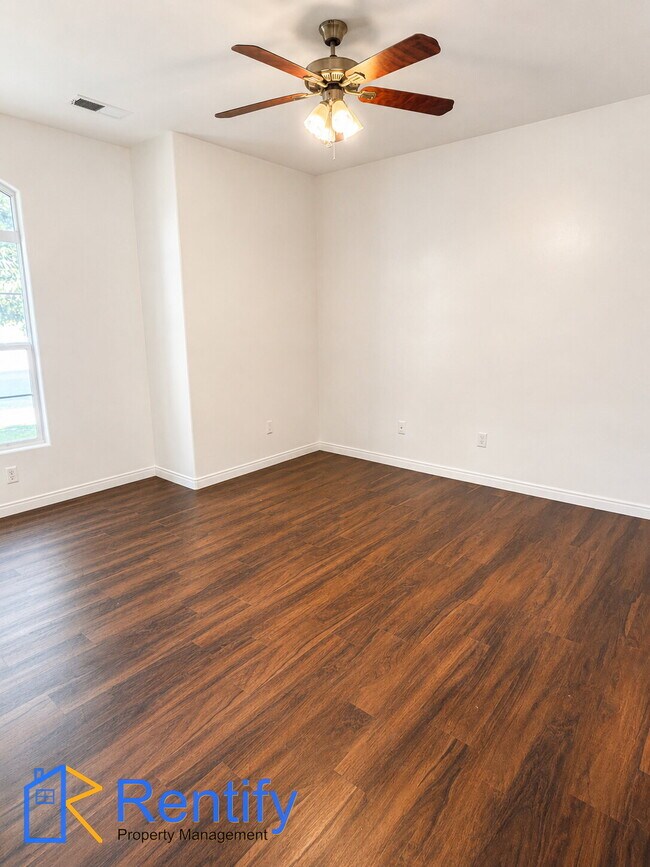 Building Photo - 4 bed, 2.5 bath home in NW Bakersfield - Gardener included