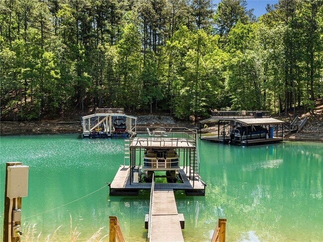 Building Photo - 6265 Lakeview Dr