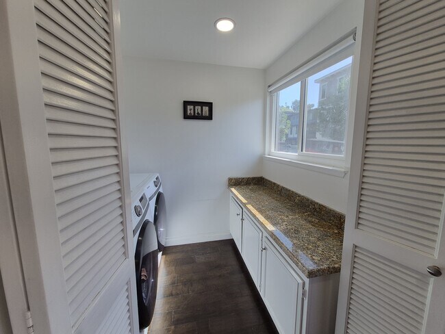 Building Photo - 5313 Sevilla Ct