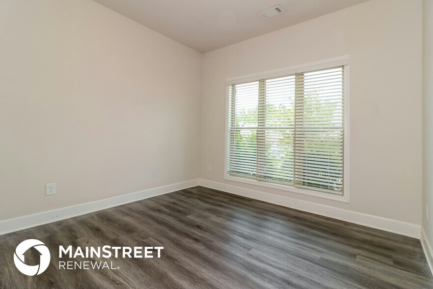 Building Photo - 657 Overlook Gln Dr