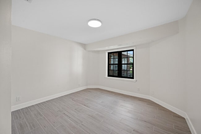 Building Photo - 816 Chukker Rd