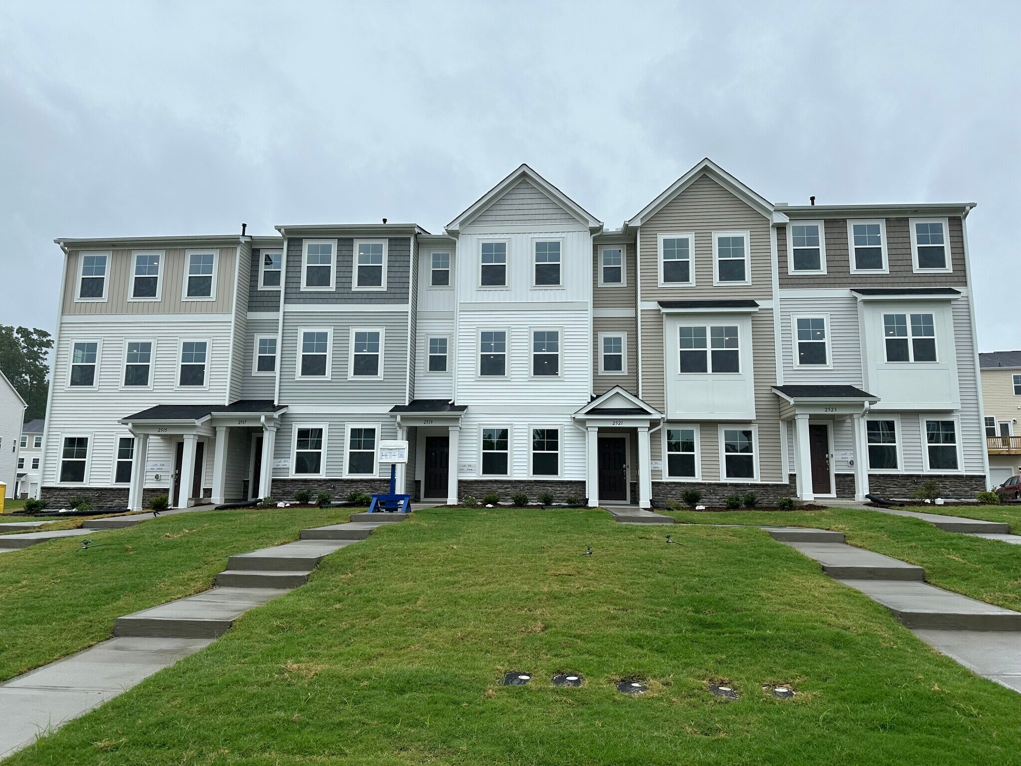 Building Photo - 2517 Kasota Ln