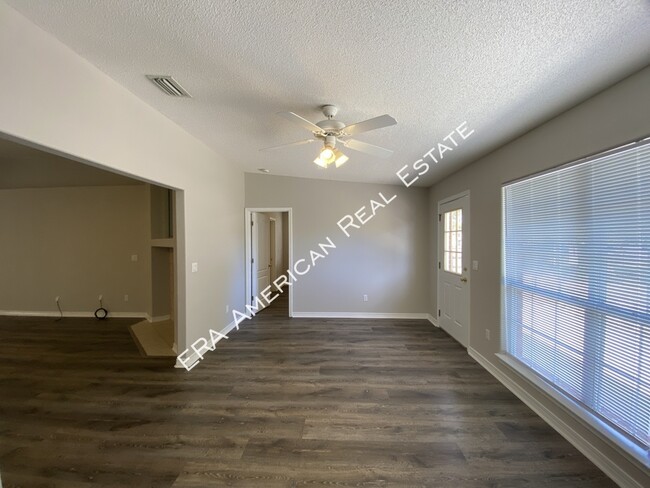 Building Photo - 2110 Bahama Dr