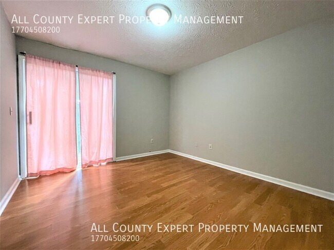 Building Photo - Near Lake Lanier - Great 2 bedroom duplex