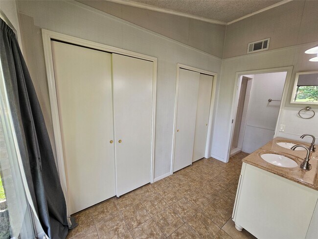 Building Photo - 221 Palm Aire Dr