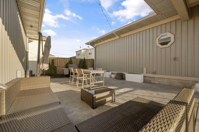 Building Photo - 484 E Kossuth St