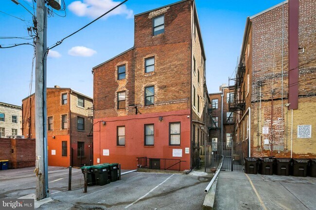 Building Photo - 18 E Madison St