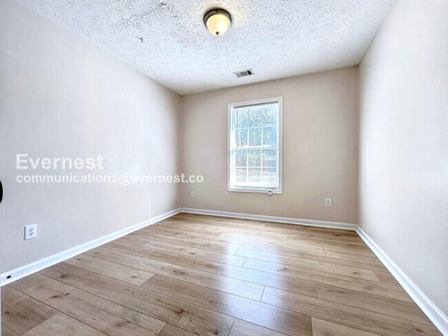 Building Photo - 3 Bed/2 Bath Home with Garage / Pet-Friendly / Vouchers Accepted / Coming Soon!