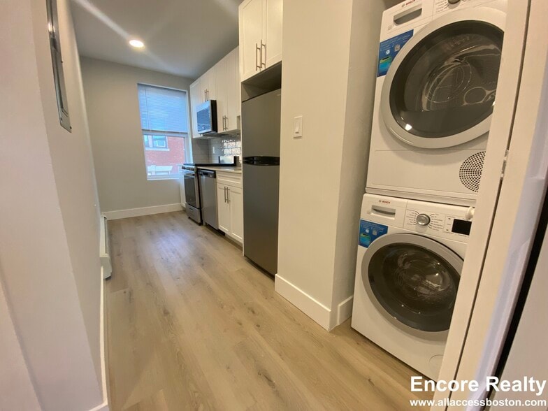 Building Photo - 44 Joy St