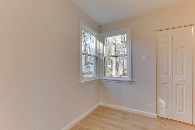 Building Photo - Charming Renovated Home with Modern Upgrades and Spacious Yard!