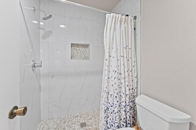Building Photo - 1502 Pinecrest Cir