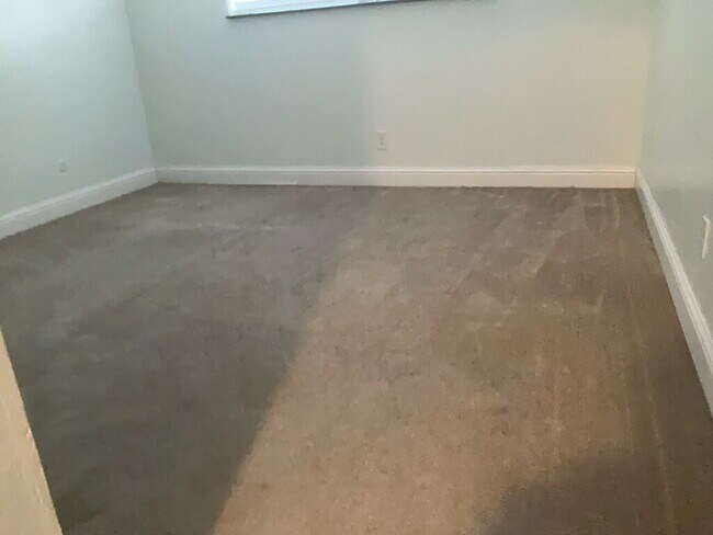 Building Photo - 2 bedroom 1 bth upper unit