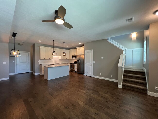 Building Photo - Gorgeous Townhome right on the river!