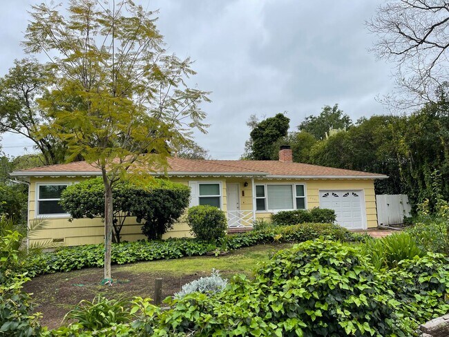 Building Photo - Charming 3 Bedroom 2 Bath Single Family Ho...