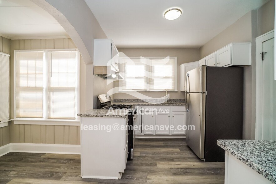 Building Photo - 737 Hampton Ave