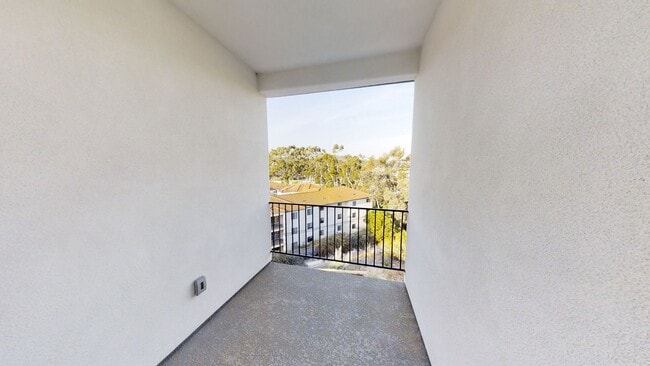 Building Photo - 4BD/2BA, Balcony Views!!