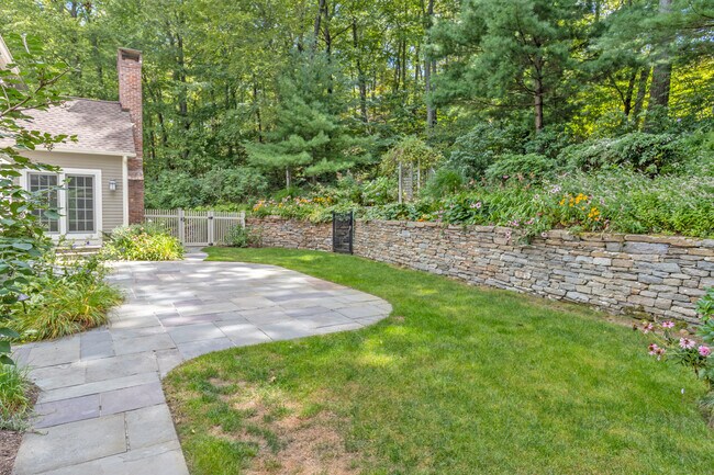 Building Photo - 112 Old Farms Rd