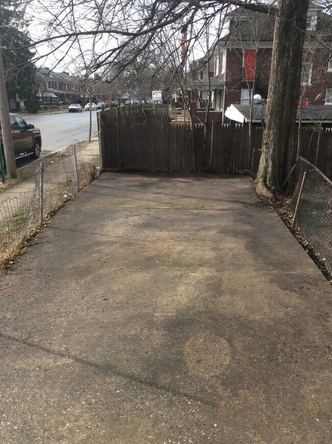 Building Photo - Spacious 5 Bedroom 1.5 Bath House- York City SD