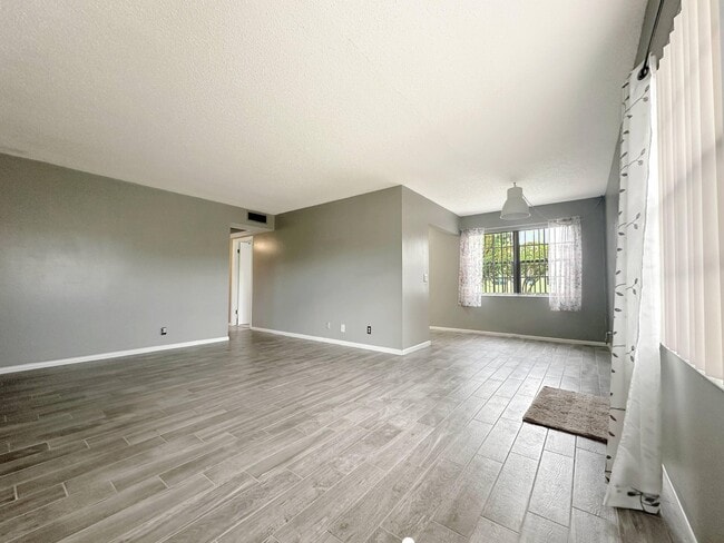 Building Photo - 144 Mansfield D
