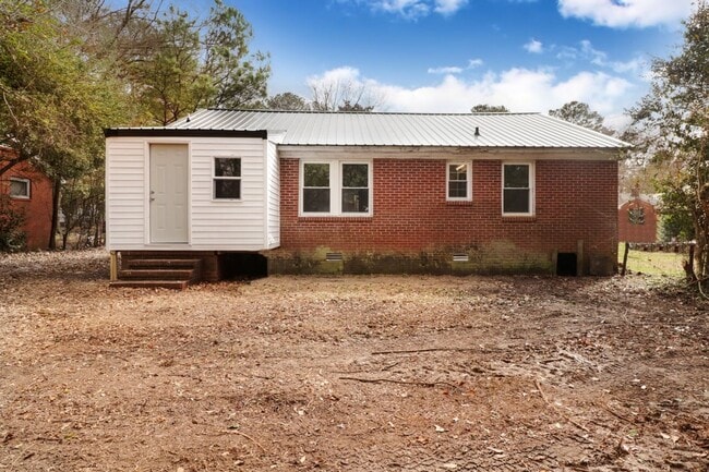 Building Photo - *RENOVATED & MOVE-IN READY* 3 BR, 2 BA in ...