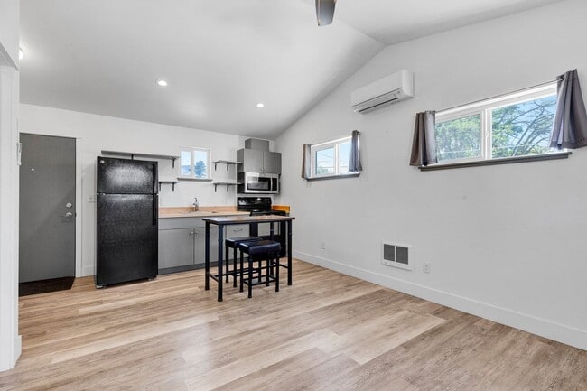Building Photo - Modern One-Bedroom Above-Garage Apartment in Central Missoula
