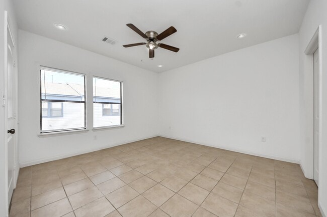Building Photo - 4335 Oak Ridge Dr
