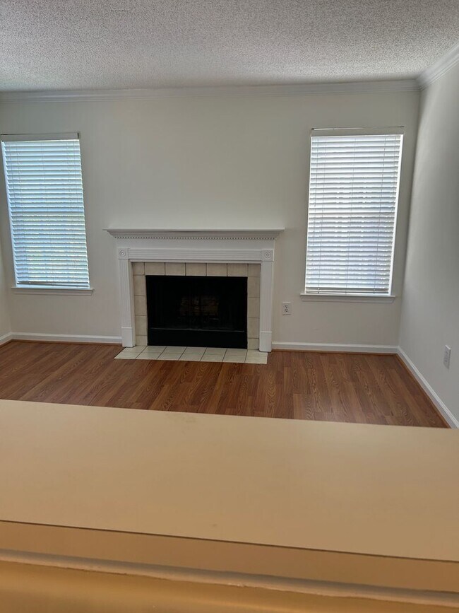 Building Photo - Rare Hoover Creek Condo with One Car Garage
