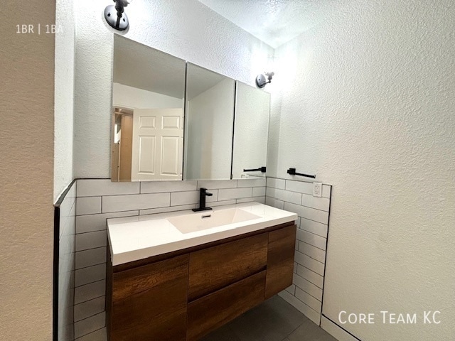 Building Photo - 320 W 7th St