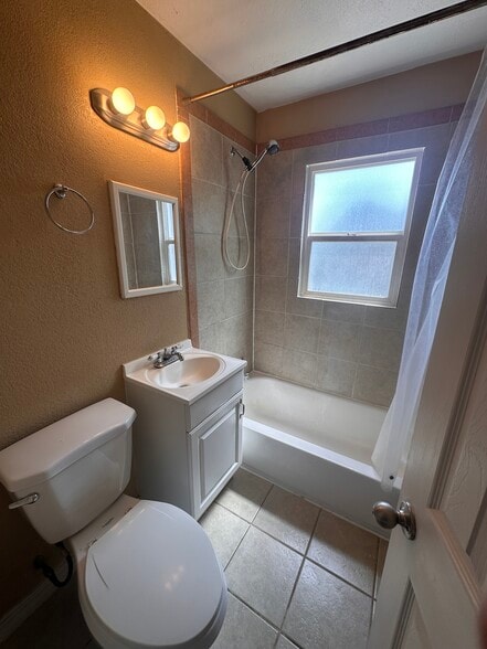 Upstairs Bath - 814 Julian St