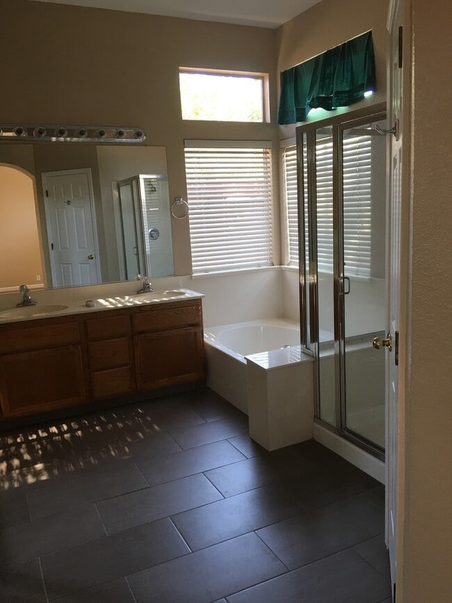 Building Photo - 4x2 Single Story in Great Location!