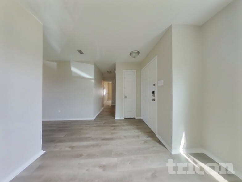 Building Photo - 16661 Woodside Dr