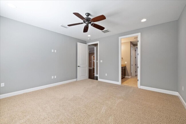 Building Photo - 4 Bedroom in Niceville!