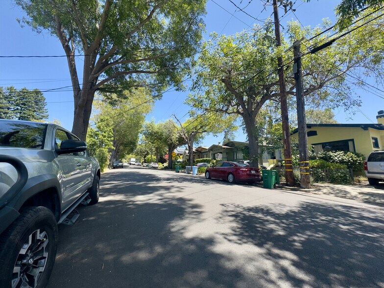 Building Photo - 2309 Derby St