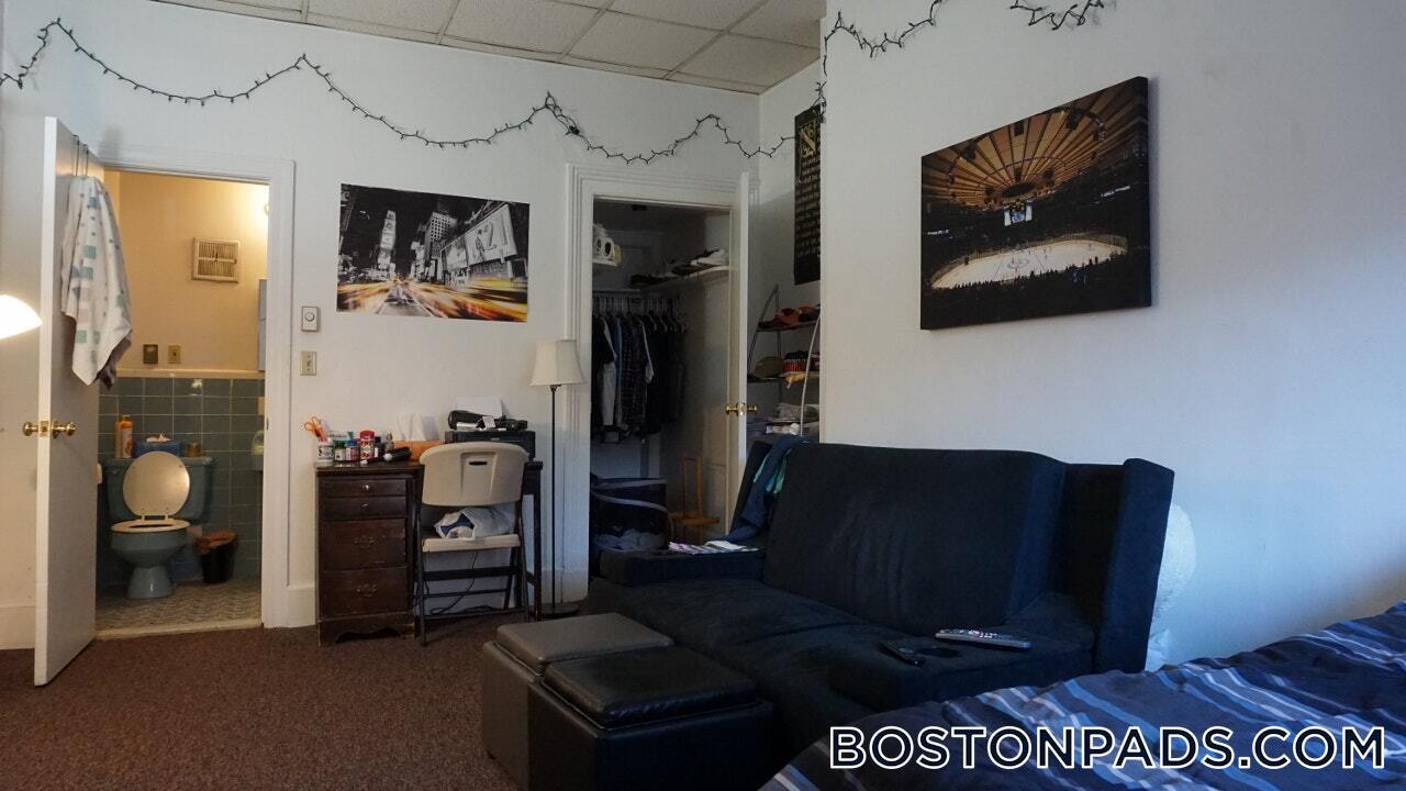 Building Photo - 405 Beacon St