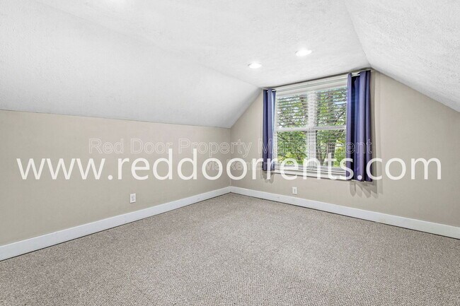 Building Photo - 2028 Hoyt Ave