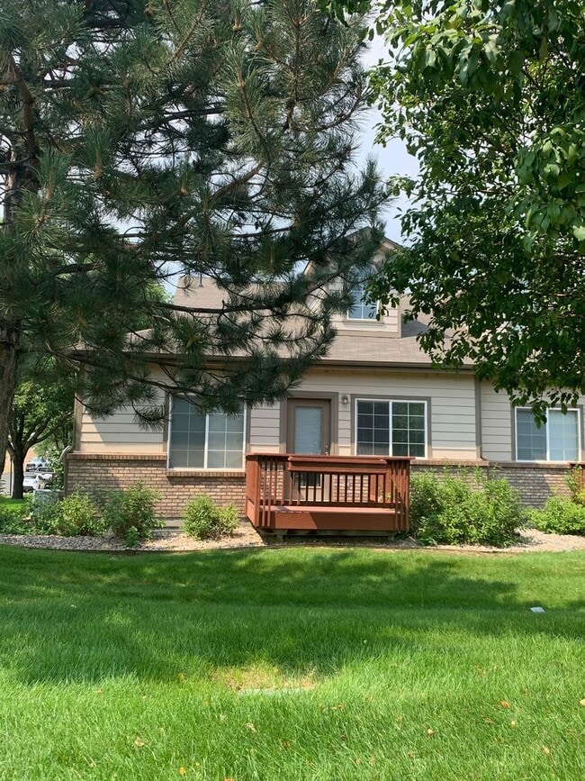 Building Photo - Beautiful 2 Bedroom + Loft  End Unit Townhome in Loveland!