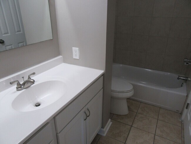 Building Photo - 2912 Sequoia Ave