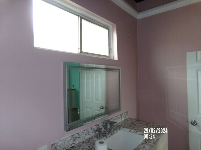 Building Photo - 4bd 1ba Home