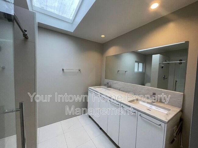 Building Photo - 695 Willoughby Way NE