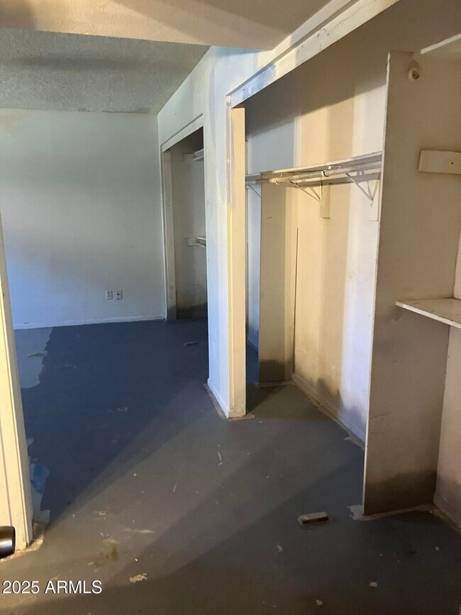 Building Photo - 5553 W Hartford Ave