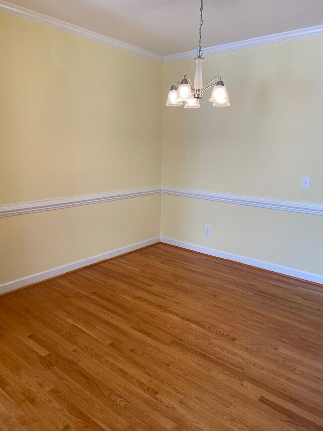 Building Photo - Gorgeous 4BR/3.5BA Townhouse in Desirable ...