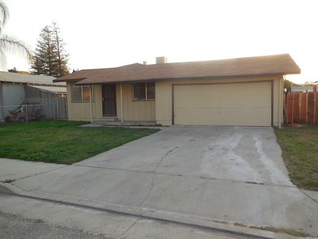 Building Photo - 3 Bedroom / 1.5 Bath House