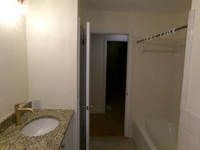 Building Photo - Country Living in Town