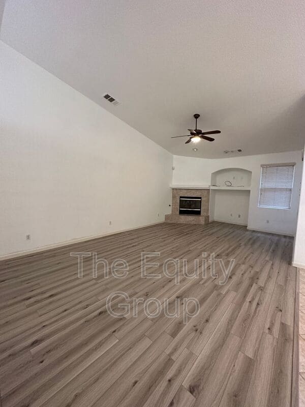 Building Photo - 1016 E Arlen Ave
