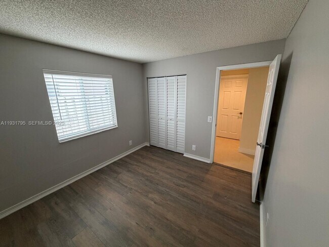 Building Photo - 1525 Estancia Cir