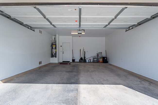 Building Photo - Stunning Two-Story Large house in Laveen i...