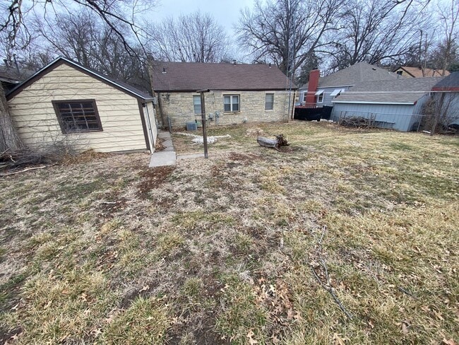 Building Photo - Charming Woods Park Home | 2 Bed | Fenced Yard | Garage | $1800/mo