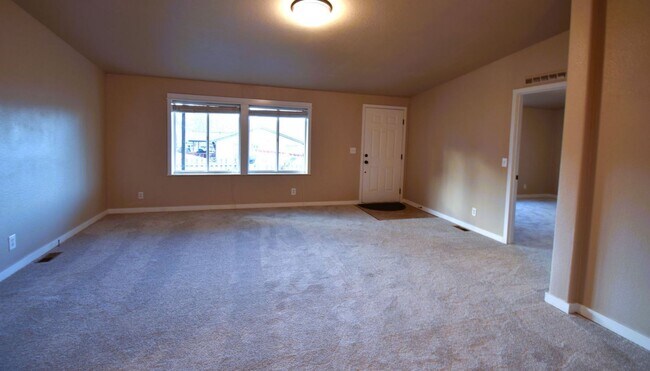 Building Photo - 3 Bedroom House For Rent In The Dalles